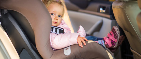 Barn i autostol i bilen